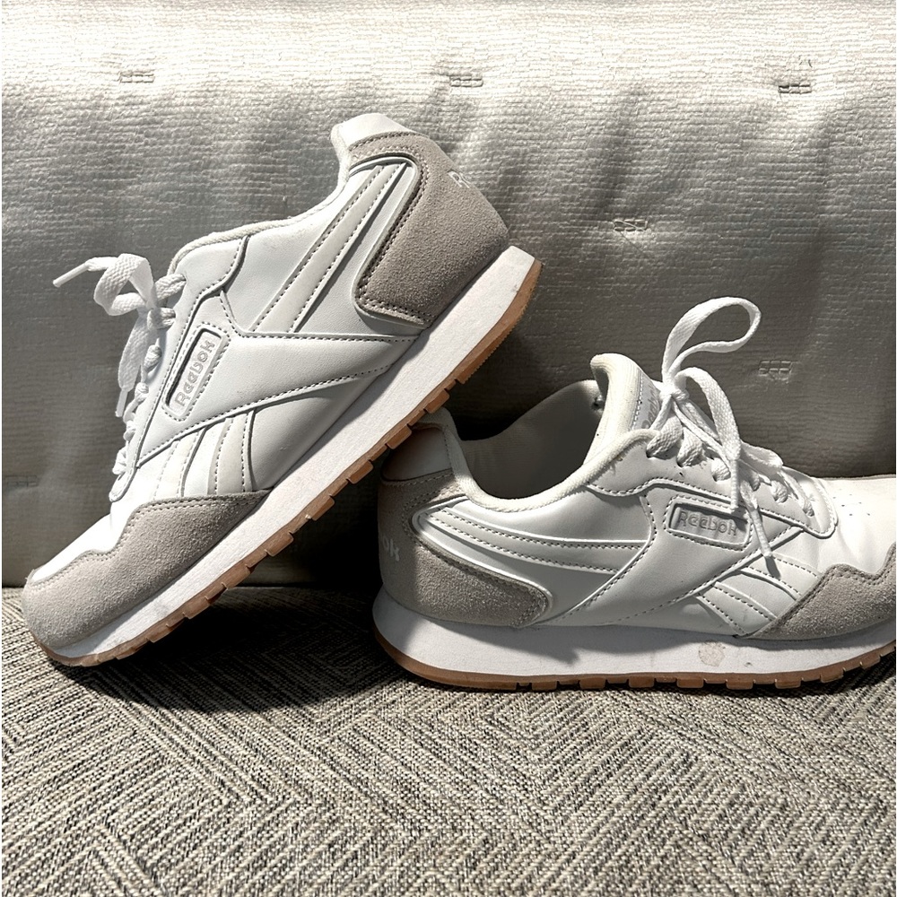 Women’s size 7 1/2 Reebok tennis shoe